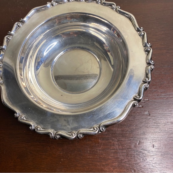 Vintage F B Rogers heavy, quality silver plated 8” bowl with elegant, scroll rim - Picture 6 of 6